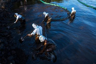 Cover image for research topic "Prediction and (Back)Tracking of Marine Oil Spill Drift and Diffusion"