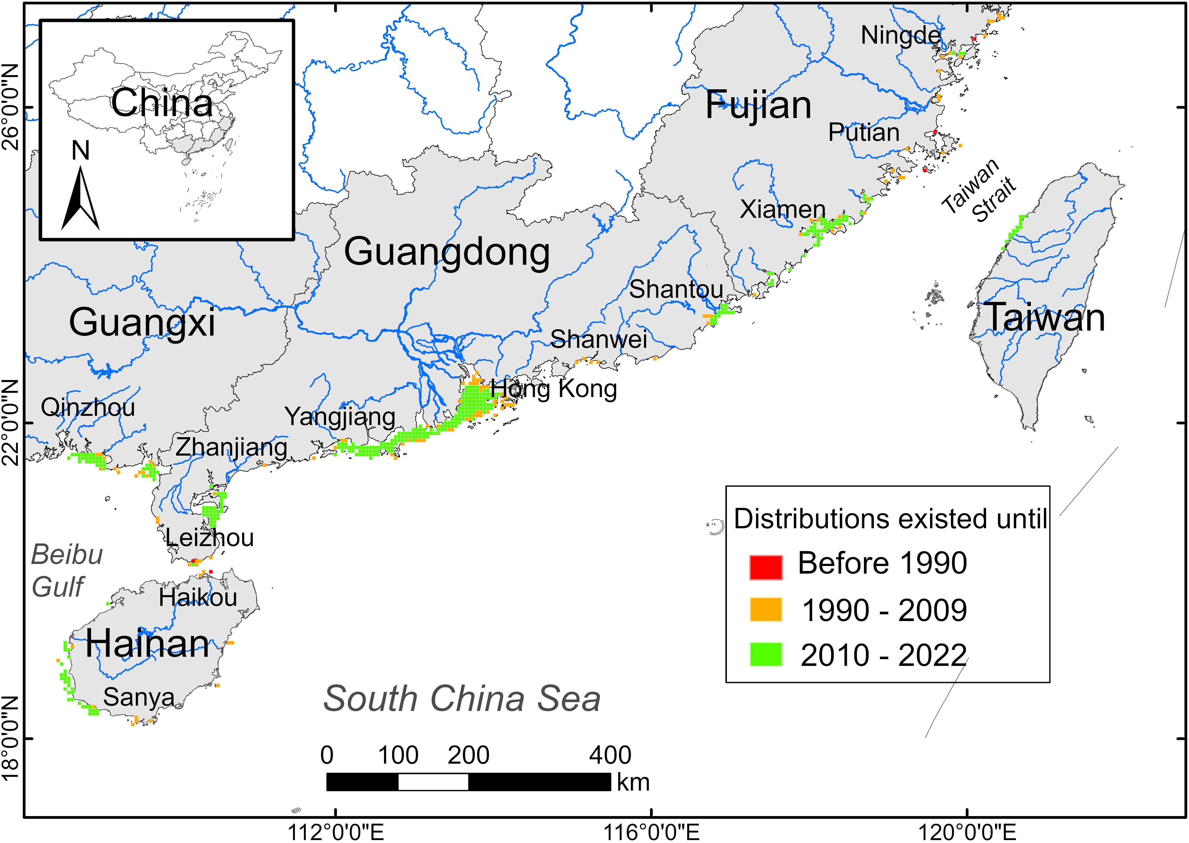 Map showing the distribution shifts with time of S. chinensis in the coastal waters along southeast China. Colored areas indicate distribution periods: red for before 1990, orange for 1990-2009, and green for 2010-2022. Major cities and provinces like Fujian, Guangdong, Guangxi, Hainan, and Taiwan Strait are labeled. An inset map highlights the larger region's location within China.