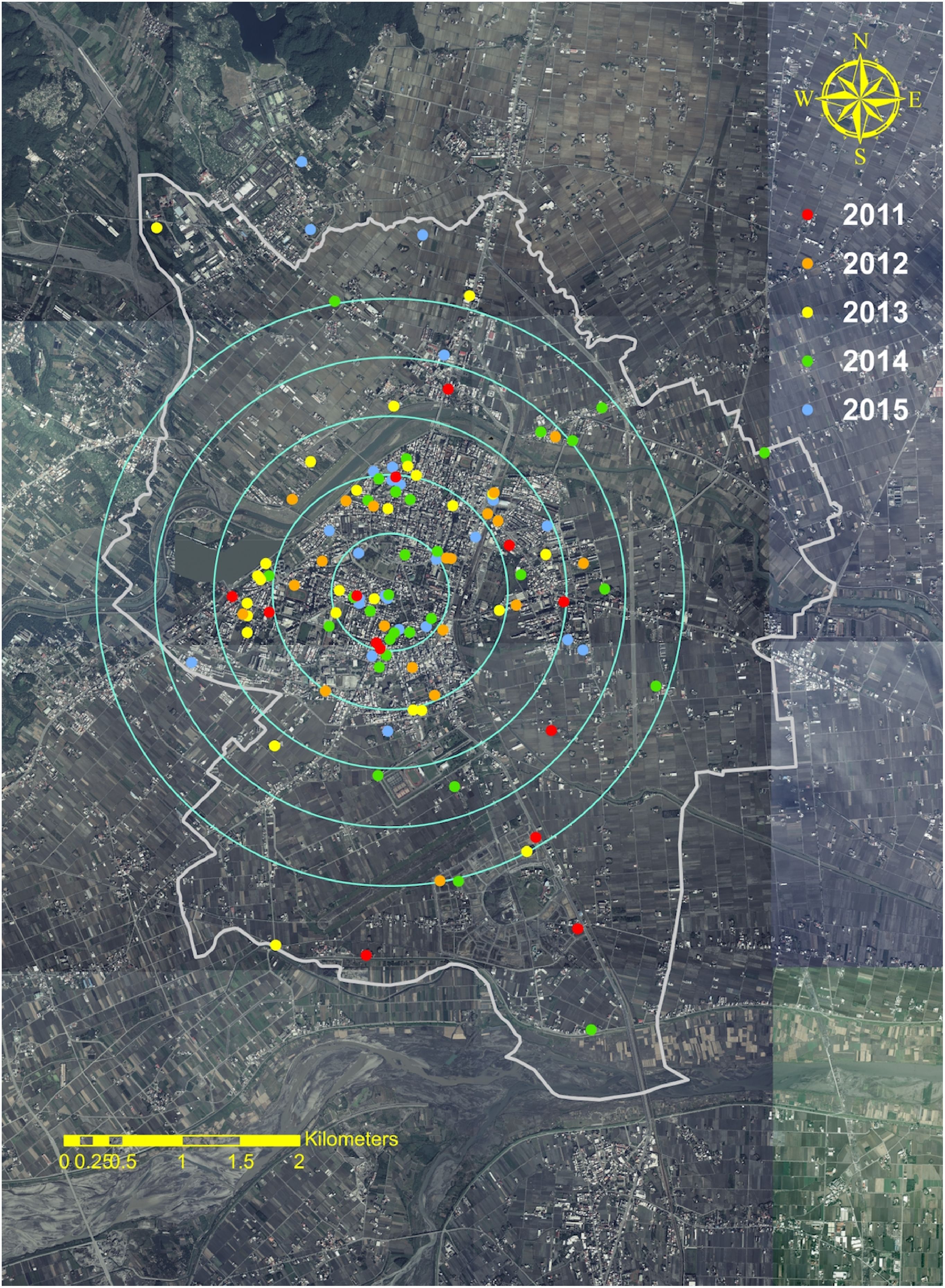 Map showing Yilan City with concentric circles and dots in various colors representing data from 2011 to 2015. Colors include red(2011), orange(2012), yellow(2013), green(2014), and blue(2015), marked by a legend on the right. A yellow scale in kilometers is at the bottom left.