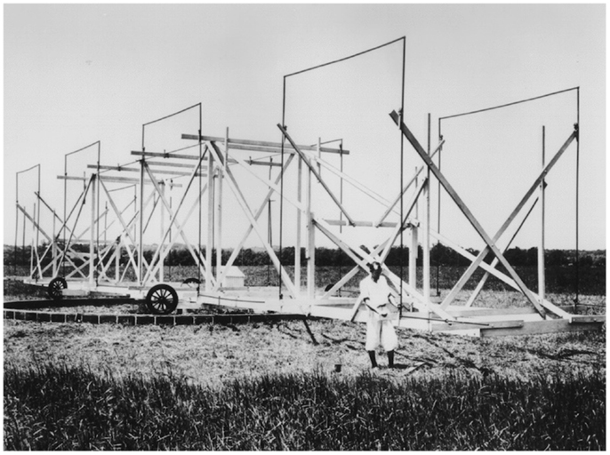 شكل 2 - يوضح الشكل صورة مؤسس علم الفلك الراديوي Karl Jansky وهو يقف أمام الهوائي الذي صممه ورصد من خلاله أول موجات راديوية قادمة من الفضاء.