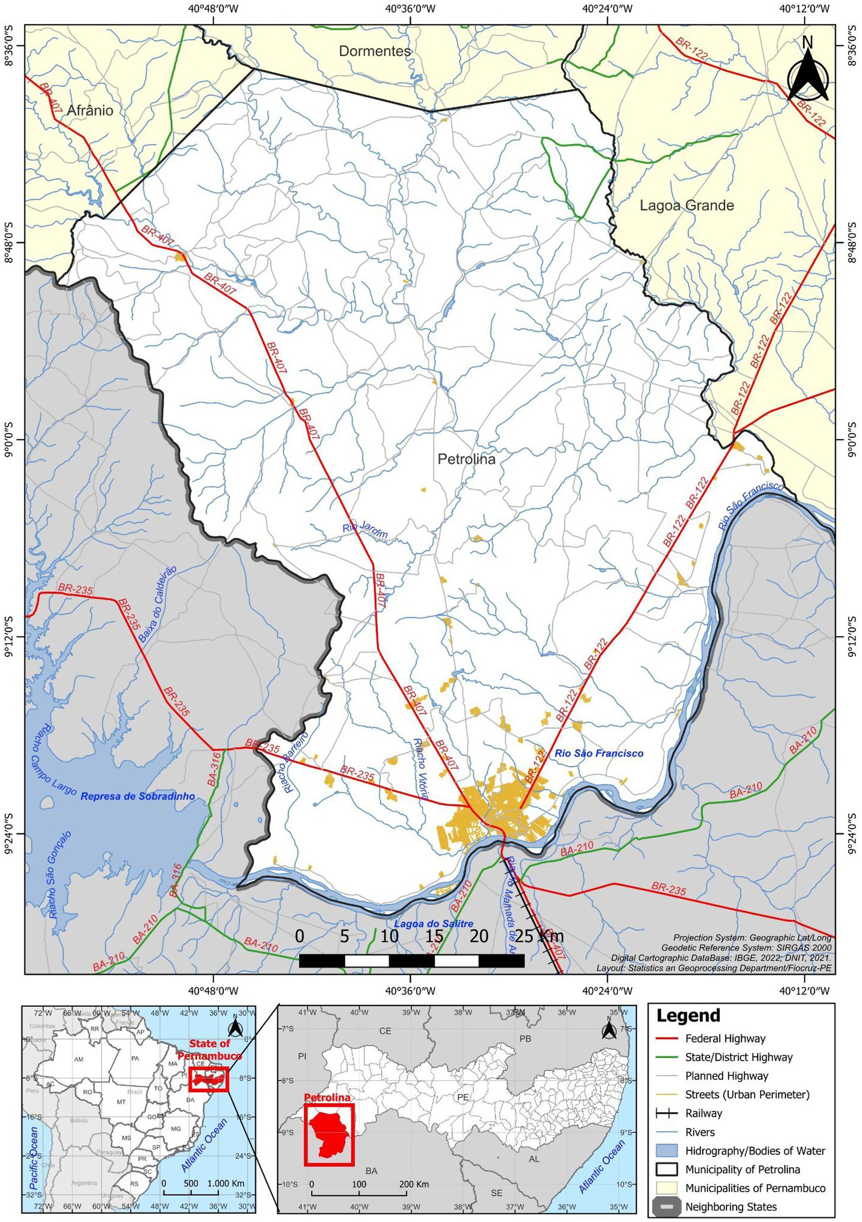 Map of Petrolina, Pernambuco, highlighting highways, streets, railways, and rivers. It shows the city's position within the state and features surrounding municipalities like Afrânio and Lagoa Grande. A legend explains the road types and geographical features. An inset map provides a regional context within Brazil.
