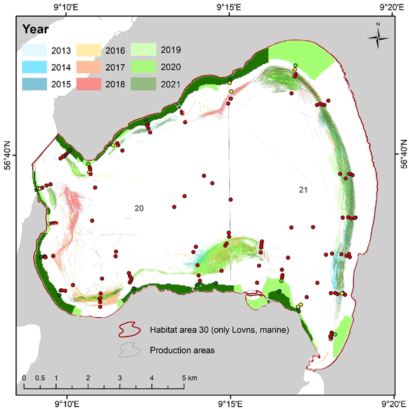 Map depicting fishing activities from 2013 to 2021 in various colors in a coastal area with eelgrass habitats and production areas. Dots mark actual monitoring locations. The marine part of habitat area 30 is outlined with red. Production areas are outlined in gray. A scale bar indicates the distance in kilometers.