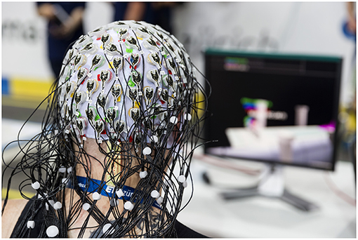איור 3 - טייס משתמש בממשק המוח-מחשב שלו כדי לשלוט במשחק רצי המוח.