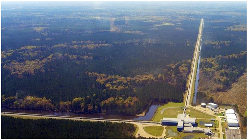 איור 4 - גלאי LIGO לאיתור גלי כּבידה (ליבינגסטוֹן, לוּאיזיאנה, ארצות הברית).